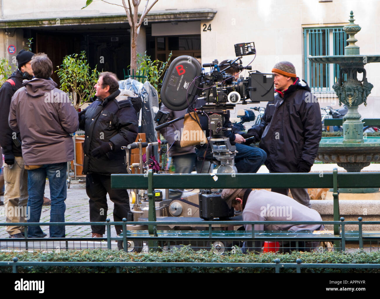 Film-Crew, die Dreharbeiten vor Ort in den Straßen von Paris, Frankreich, Europa Stockfoto