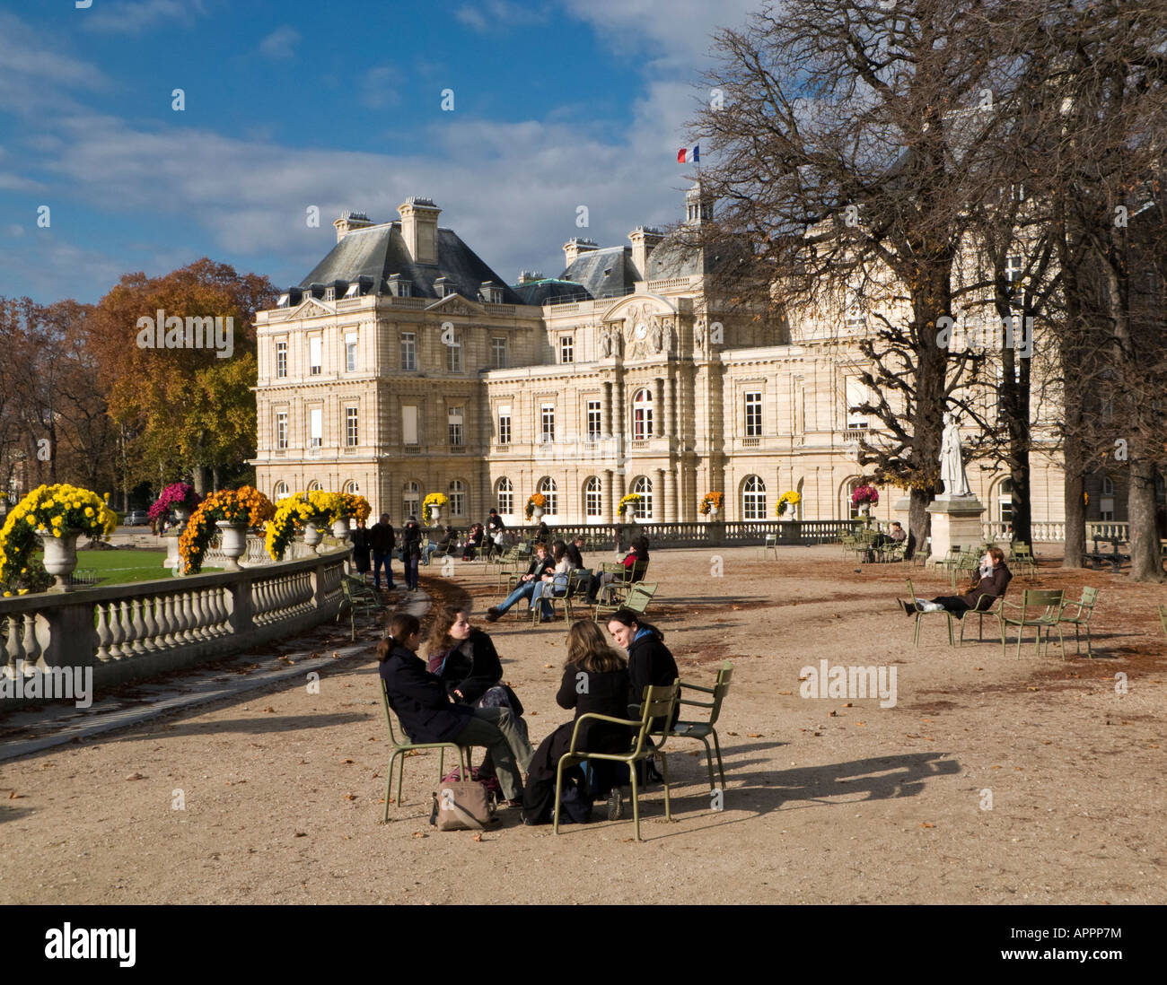 Jardin du Luxembourg und der Palast mit Studenten sitzen zusammen gesprochen, Paris Stockfoto