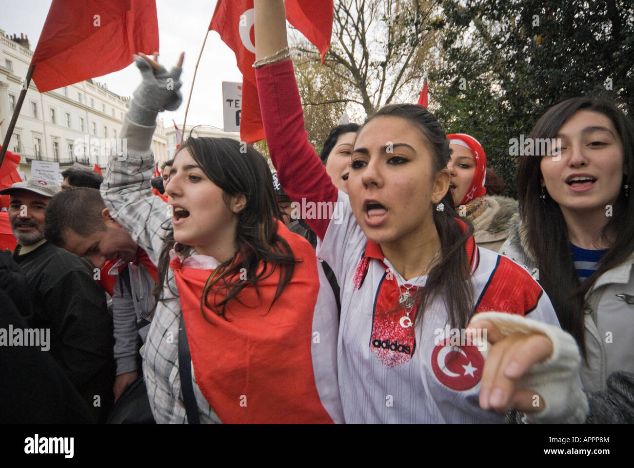 Türkische Gemeinschaft Großbritanniens marschiert ein Ende für die PKK zu unterstützen. Demonstranten versammelten sich im Belgrave Square, London. Stockfoto