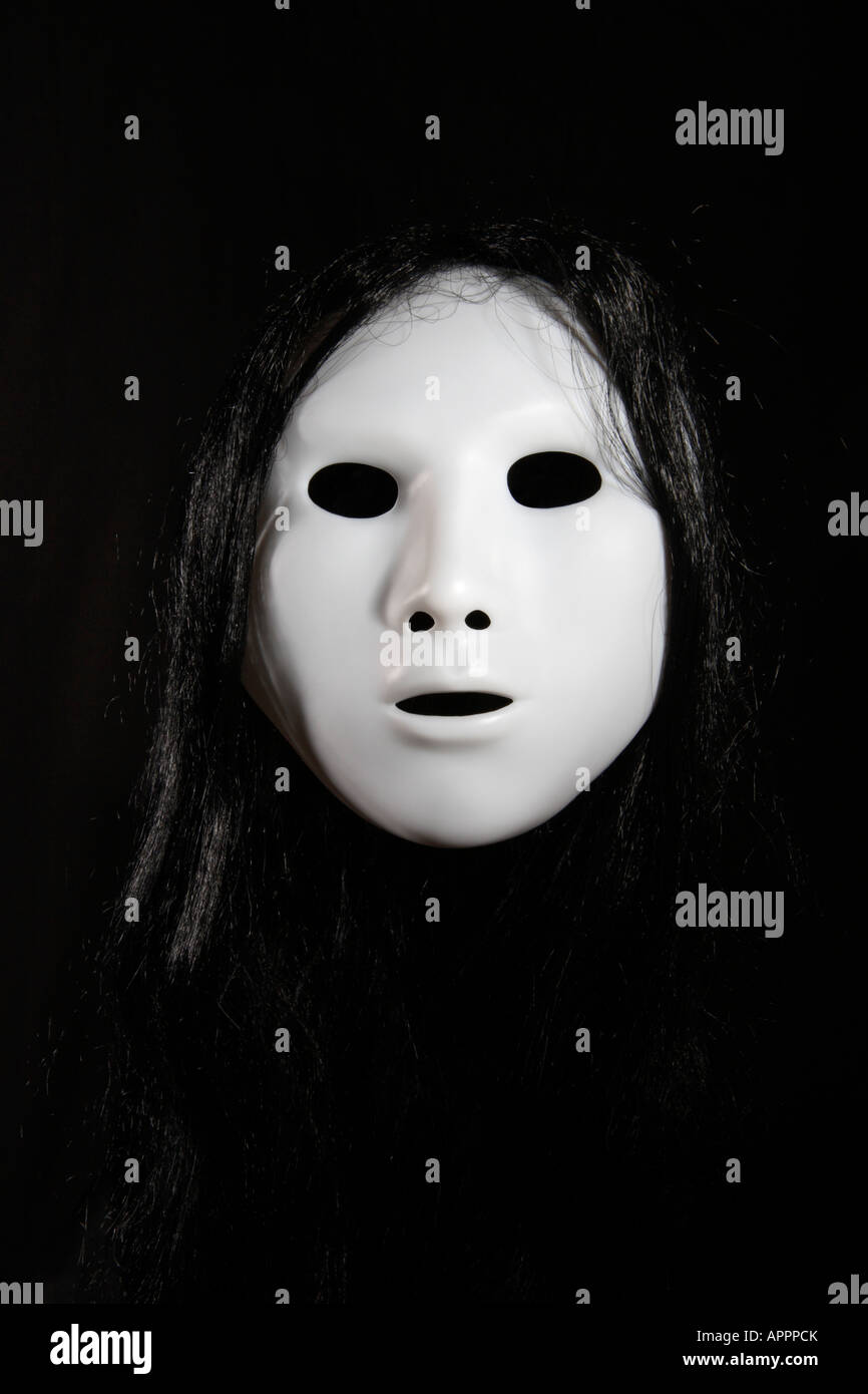 Gruselige Weisses Gesicht Ohne Augen In Der Dunkelheit Stockfotografie Alamy