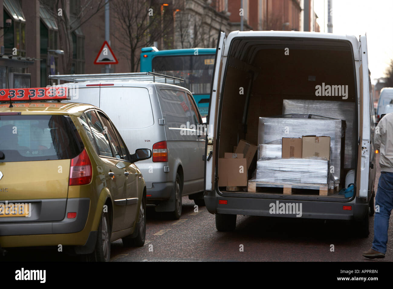 weißer Lieferwagen Lieferfahrzeug mit umschlossenen Palettenboxen Doppel geparkt in der Straße Belfast Nordirland Vereinigtes Königreich Stockfoto