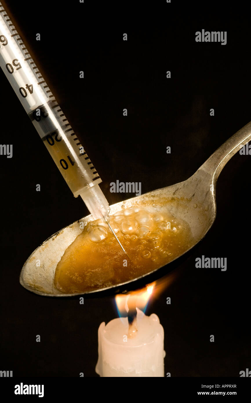 Heroin-Vorbereitung in einem Löffel mit Nadel Stockfoto