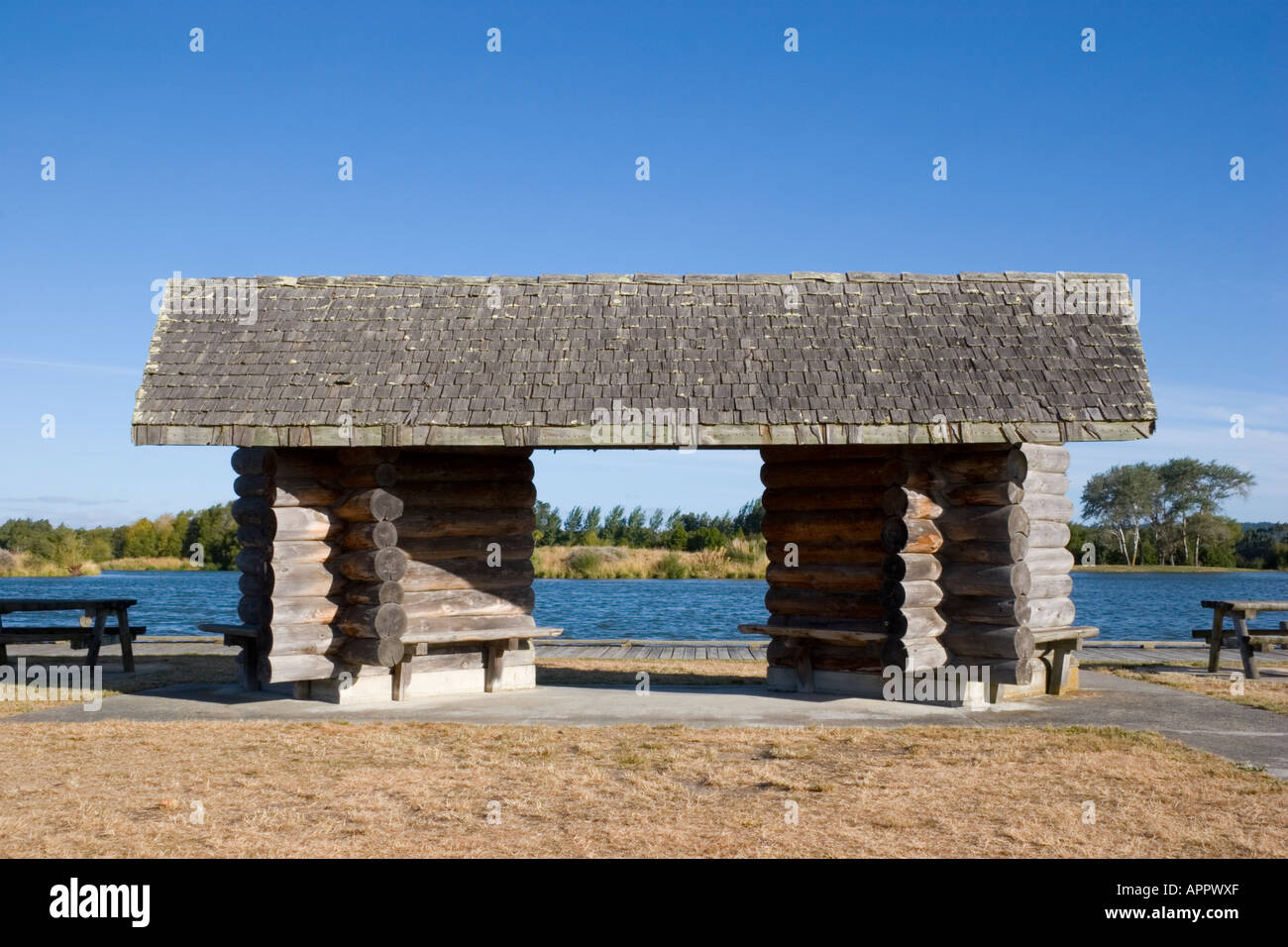 Holzstruktur am See Stockfoto