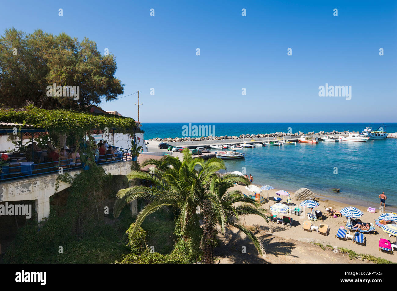 Taverne direkt am Meer und Hafen von Panormos, in der Nähe von Rethymnon, Nordküste, Kreta, Griechenland Stockfoto