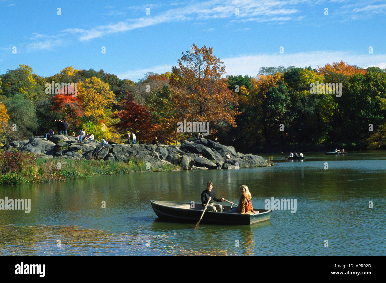 Paar im Boot auf See im Herbst Herbst im Central Park New York City USA Stockfoto