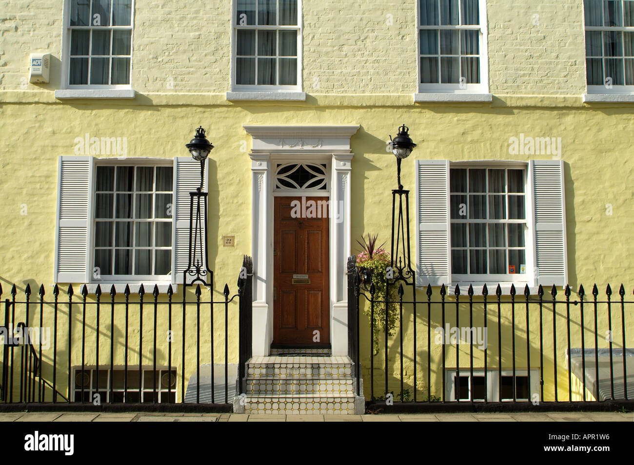 Gelbes Haus im Wohngebiet von Knightsbridge, London Stockfoto