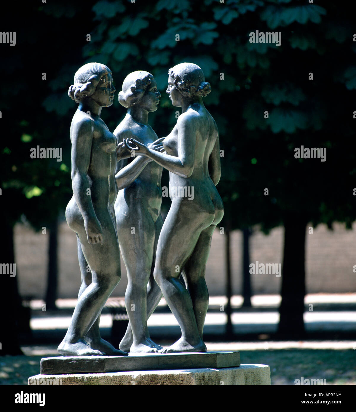 EU-FR Frankreich Region Ile de France Paris 1 Arrondissement der Jardin des Tuileries 3 Frauen Skulptur Medium format mehr Bilder Stockfoto