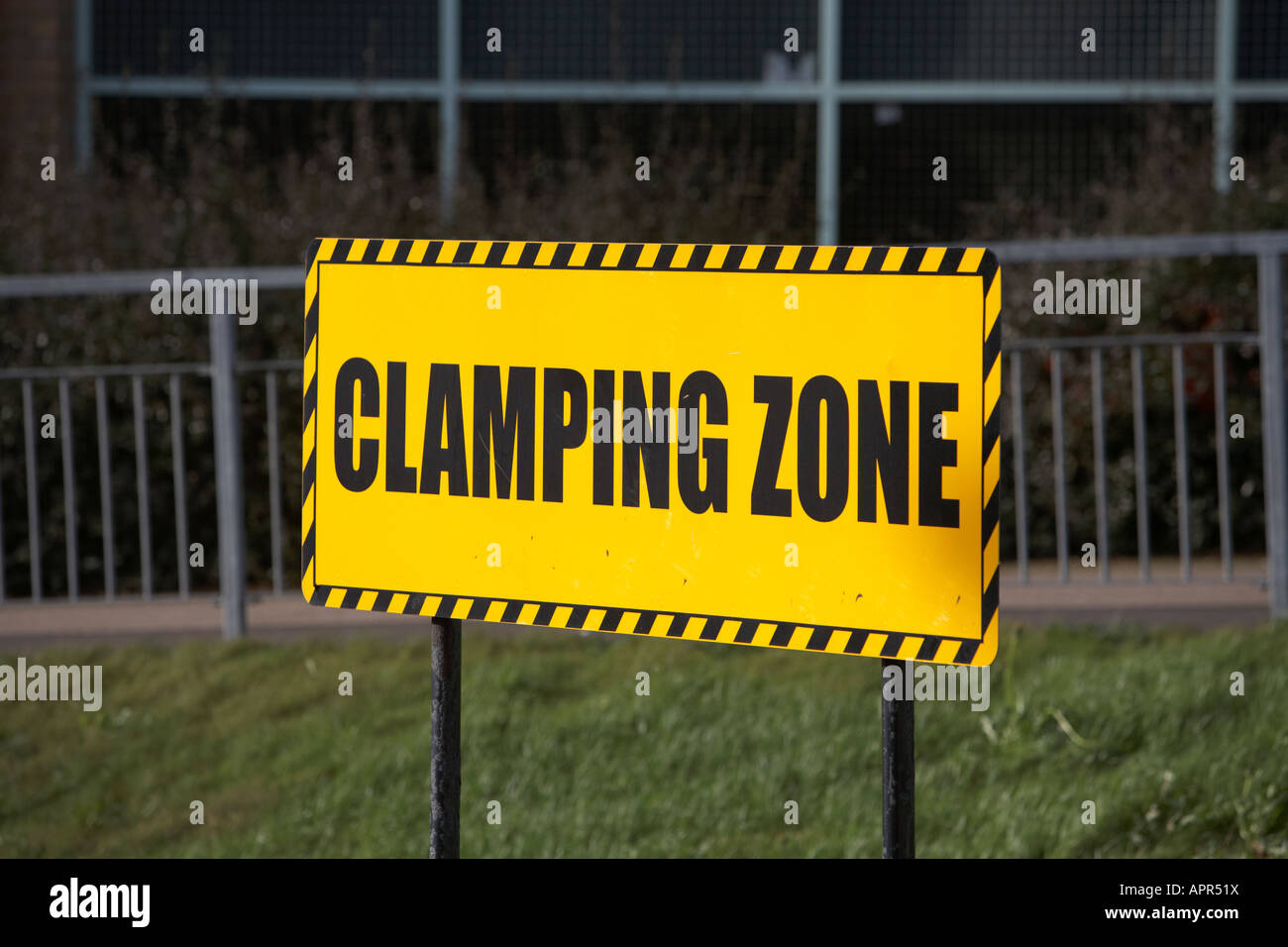 gelb schwarz spannen Zone Warnschild Belfast Nordirland Vereinigtes Königreich Stockfoto