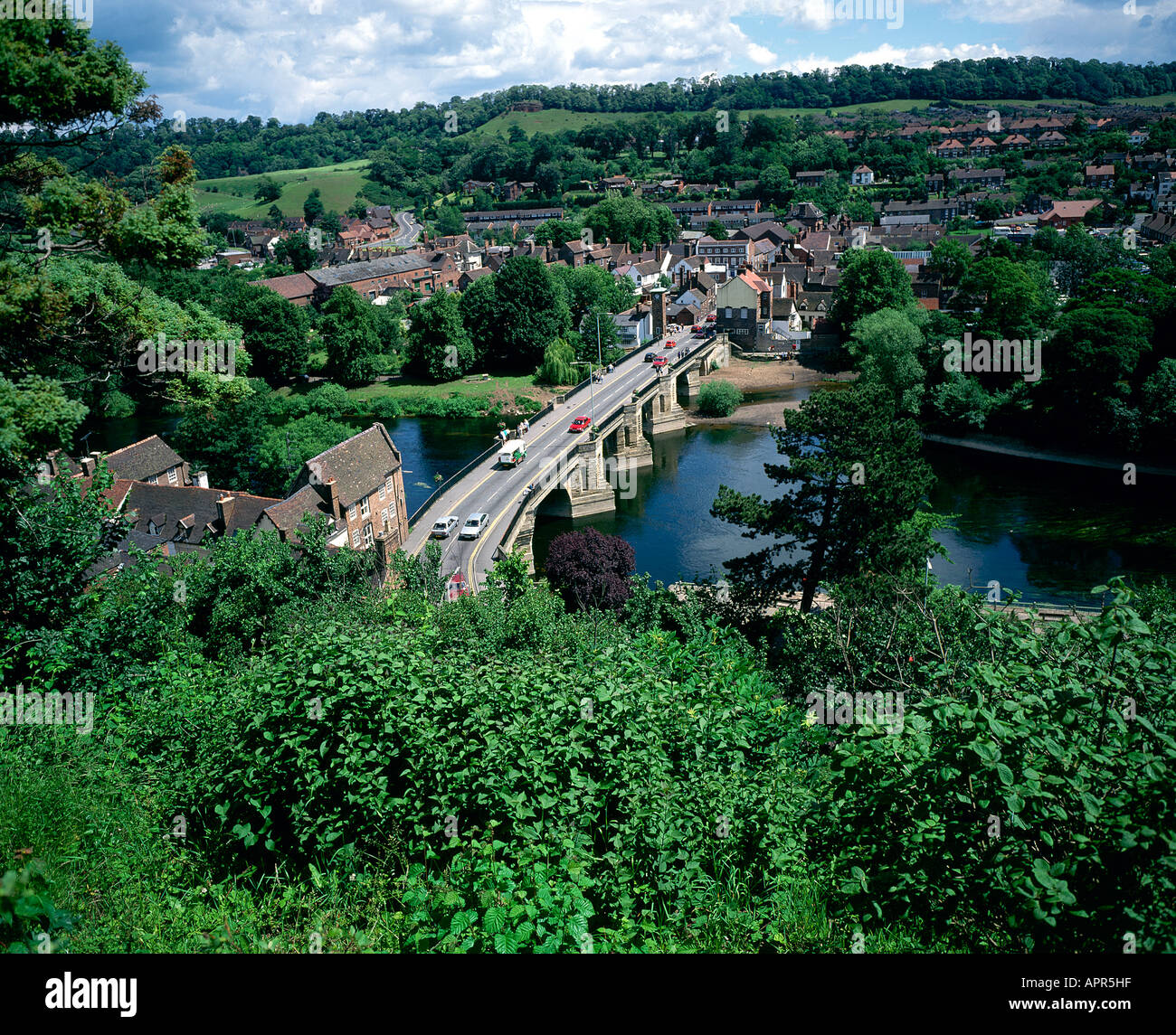 Bridgnorth s sechs Bogen Straßenbrücke wurde 1823 erbaut und überquert den Fluss Severn Beitritt Low Stadt mit hohen Stadtverkehr auf Brücke Landschaft und Hügel über der Stadt Stockfoto
