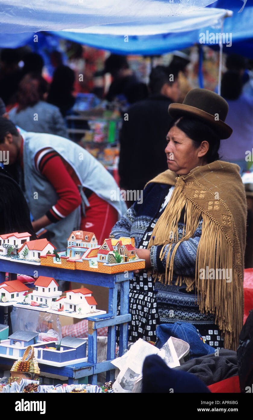 Aymara Dame tragen traditionelle Kleidung verkaufen Miniatur Häuser, Alasitas Festival, La Paz, Bolivien Stockfoto