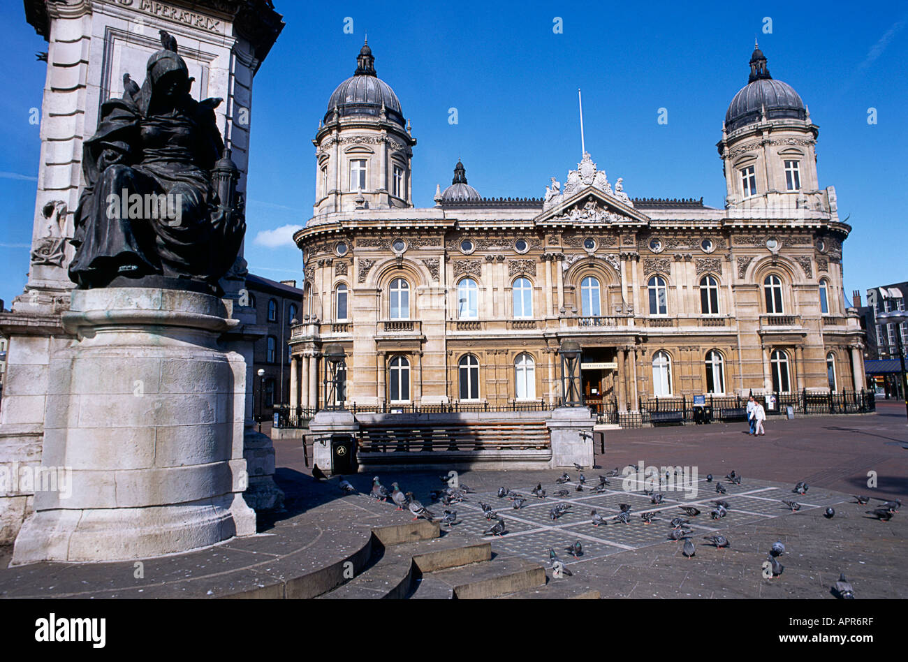 Hull s maritime Museum befindet sich im 19. Jahrhundert Rumpf Dock Firmengebäude steht die in der Stadt s Queen Victoria Square Dutzende Tauben füttern Stockfoto