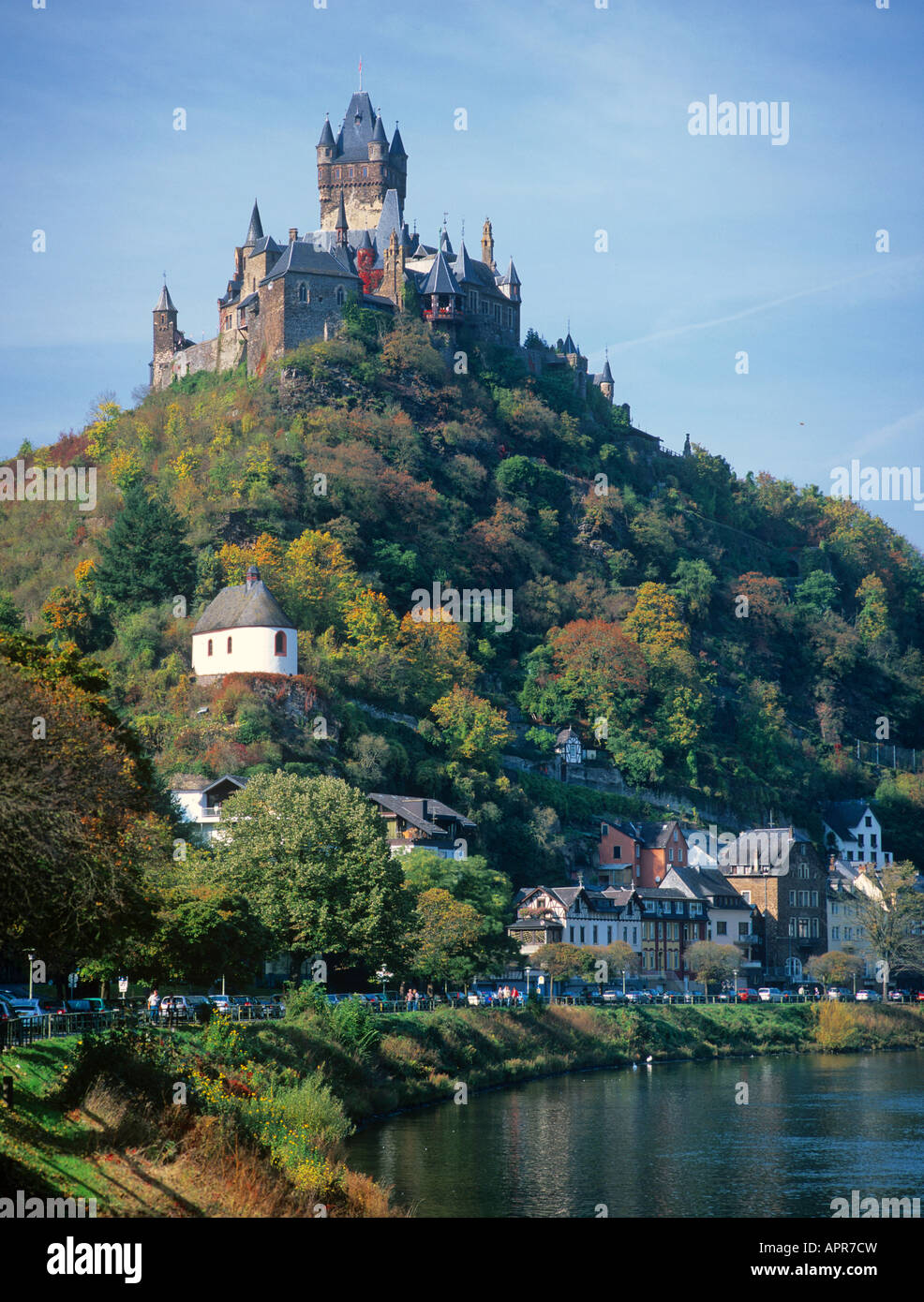 Herbstliche Aussicht auf die Burg Cochem Stockfoto