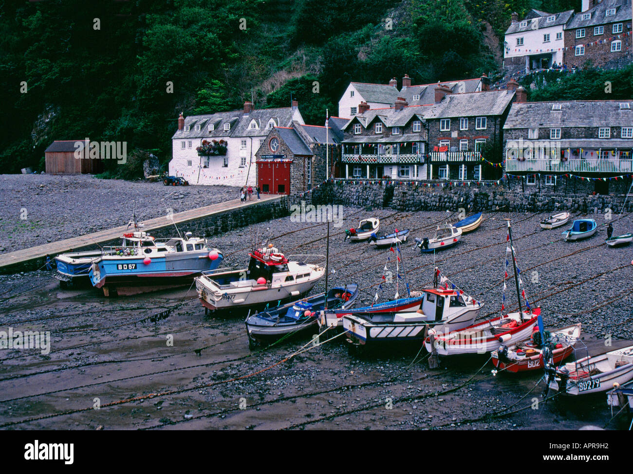 Der Hafen von Clovelly, Devonshire, England bei Ebbe mit Rettungsstation und Slipanlage Stockfoto