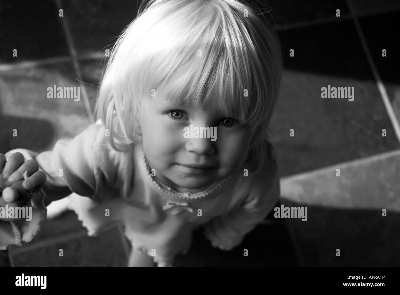 Bild von ein zwei Jahre altes Mädchen nach oben auf die Kamera Stockfoto