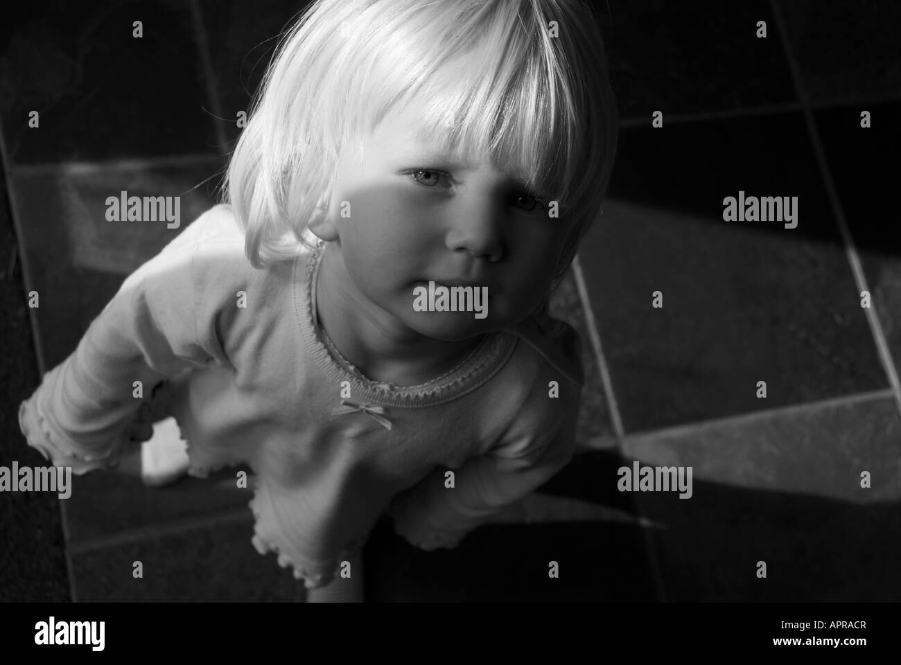 Bild von ein zwei Jahre altes Mädchen nach oben auf die Kamera Stockfoto