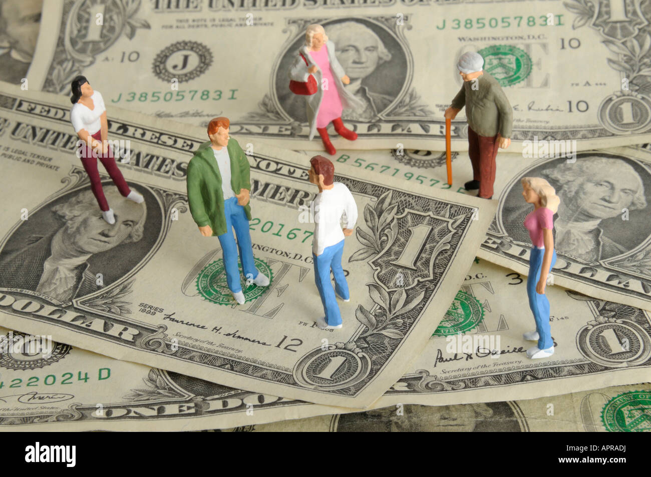 Geld / Finanzen Konzept - Figuren stehen auf USA-Dollar-Scheine Stockfoto