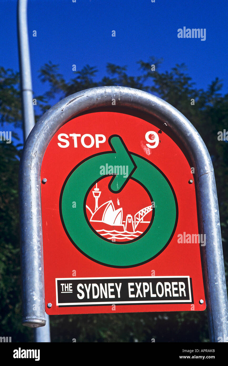 Eine Bushaltestelle für den Sydney Explorer-Service bietet Tageskarten und fährt auf einem Rundweg mit 26 Haltestellen im Stadt Zentrum und Hafen Stockfoto