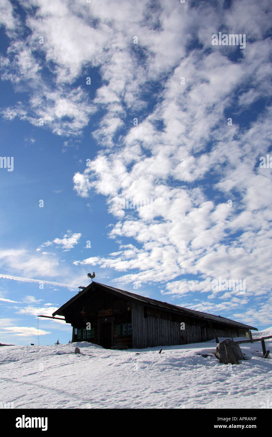 einsame Hütte im Winterlandschaft vor einem schönen bewölkten Himmel in den Bayerischen Alpen-Deutschland-Europa Stockfoto