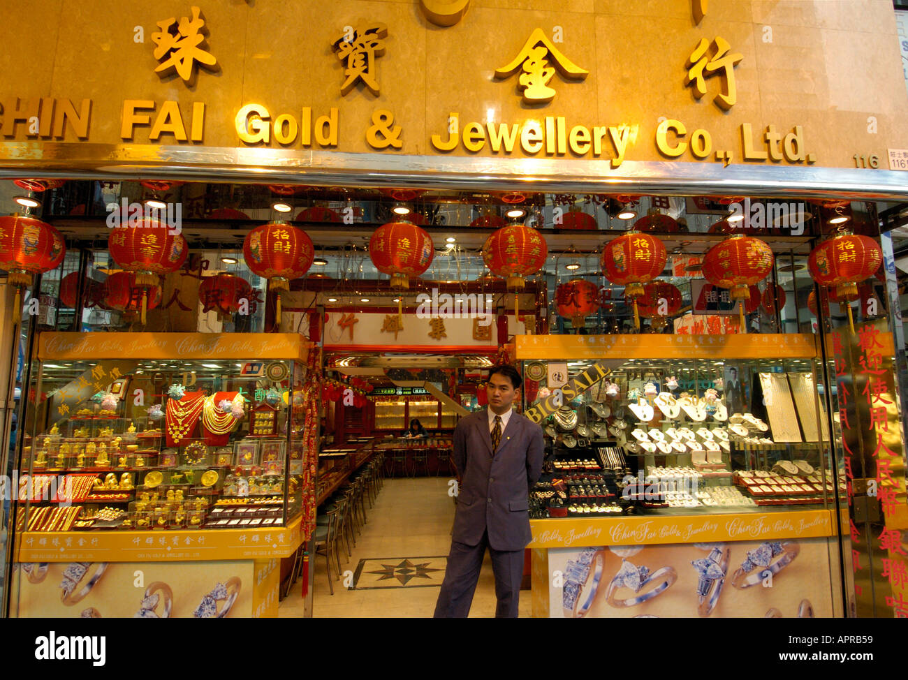 Ein Verkäufer steht außerhalb einer Gold Schmuck Shop in Hongkong
