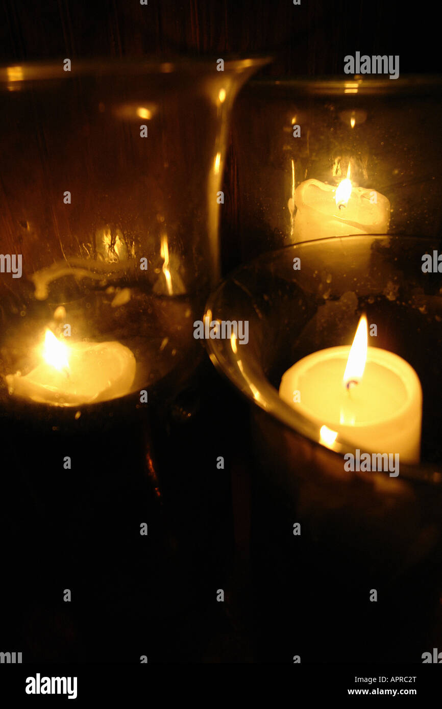 Romantische Stillleben mit brennenden Kerzen Textfreiraum Stockfoto