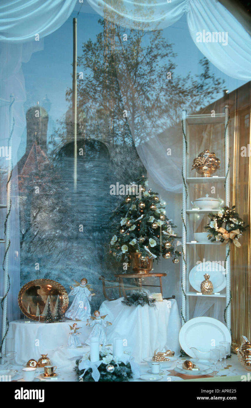 Gesund Weihnachten Dekoration im Schaufenster mit Kirche der Muttergottes spiegelt München Bayern Deutschland Stockfoto