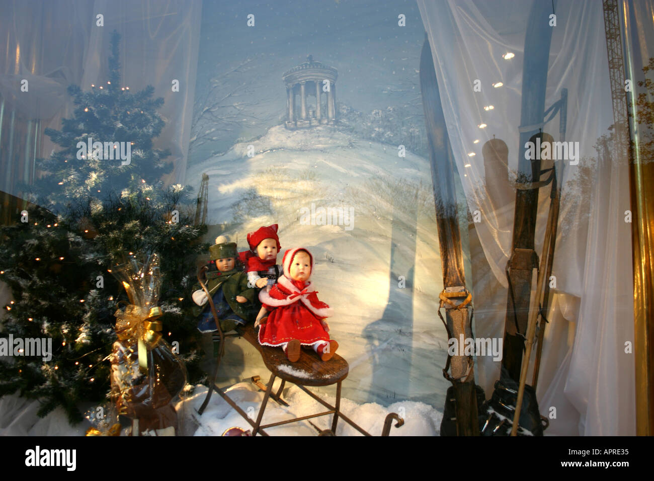 Gesund Weihnachten Dekoration im Schaufenster mit Kirche der Muttergottes und des Monopteros reflektierende München Bayern Deutschland Stockfoto