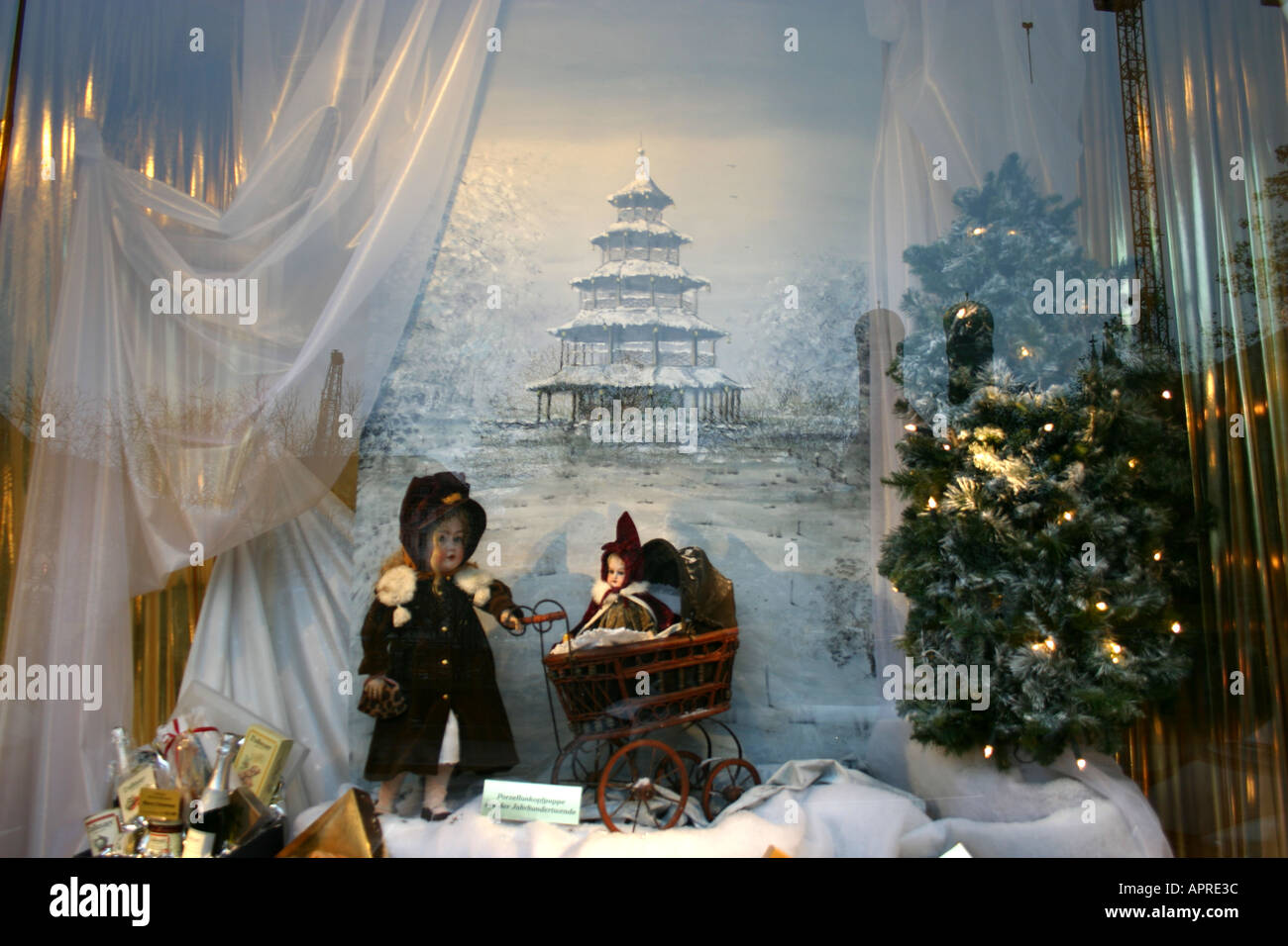 Gesund Weihnachten Dekoration im Schaufenster mit Kirche der Muttergottes spiegelt München Bayern Deutschland Stockfoto
