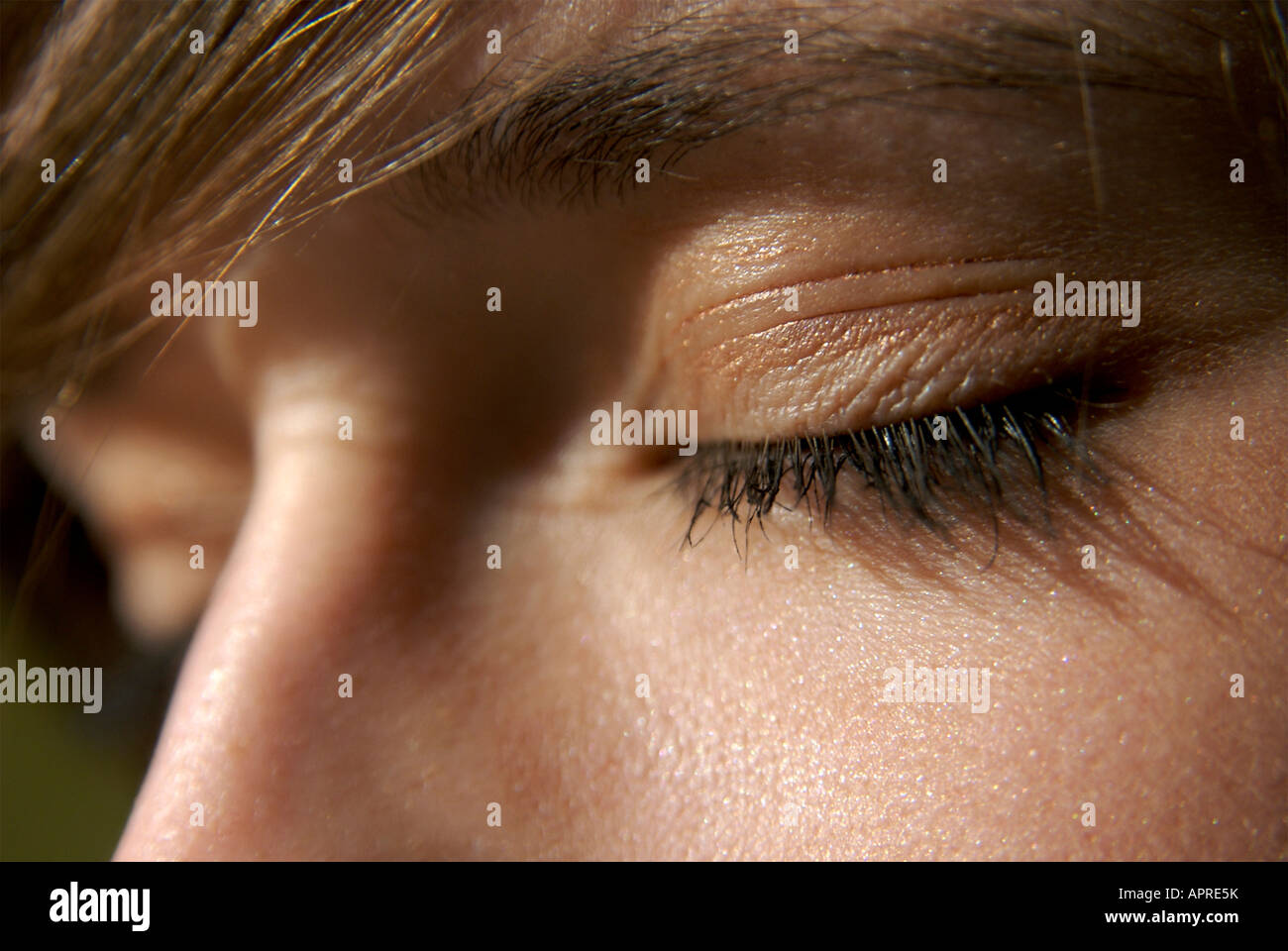 In Auge mit dem Augenlid geschlossen Nahaufnahme [ Stockfoto