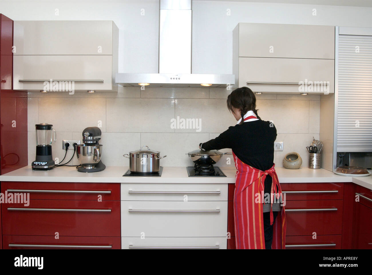 Frau in einer modernen Küche kochen Stockfoto