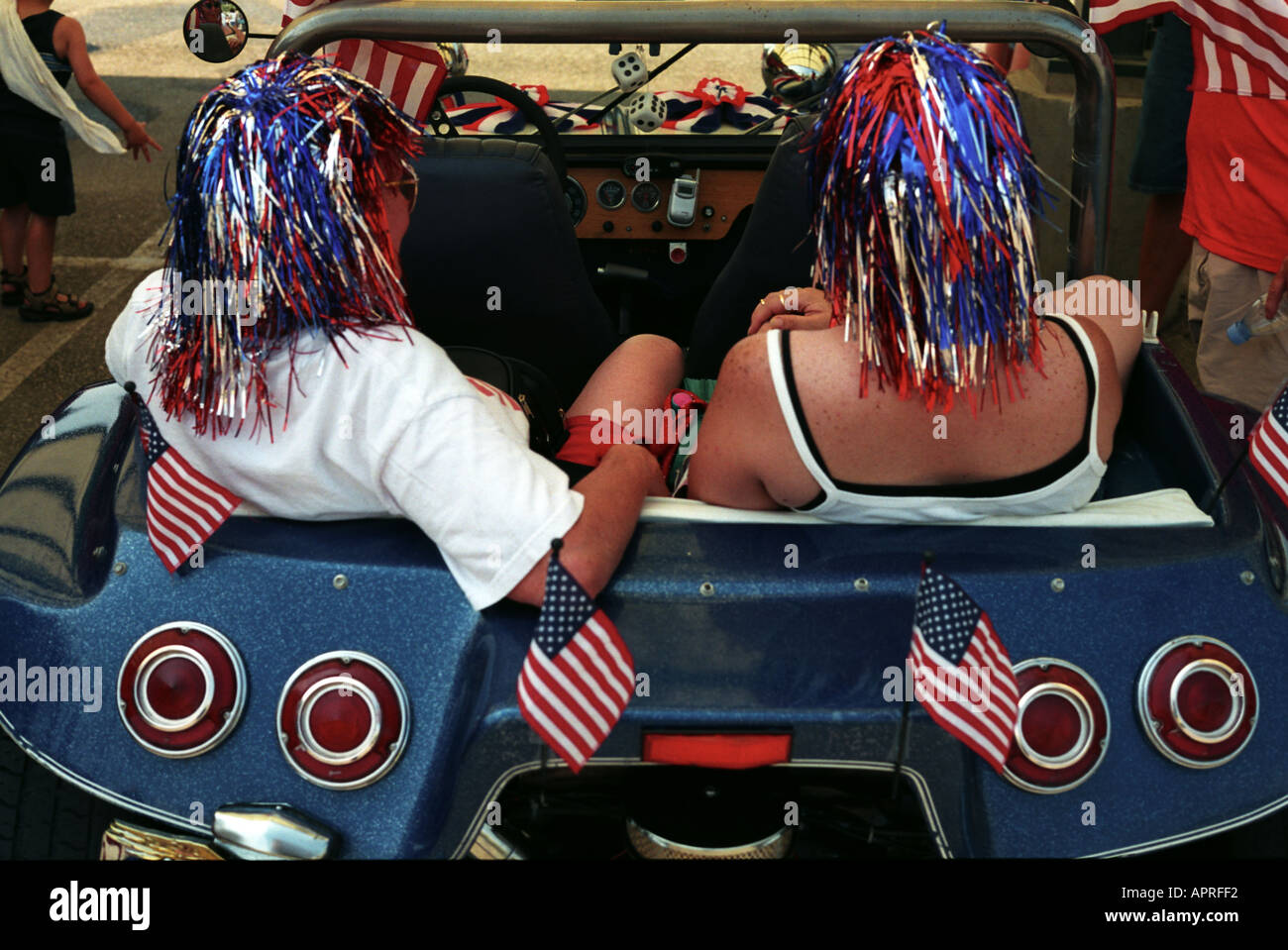 Fourth Of July Parade Teilnehmer sitzen in einem Dünen-Buggy mit roten, weißen und blauen Dampfer in den Haaren. Stockfoto