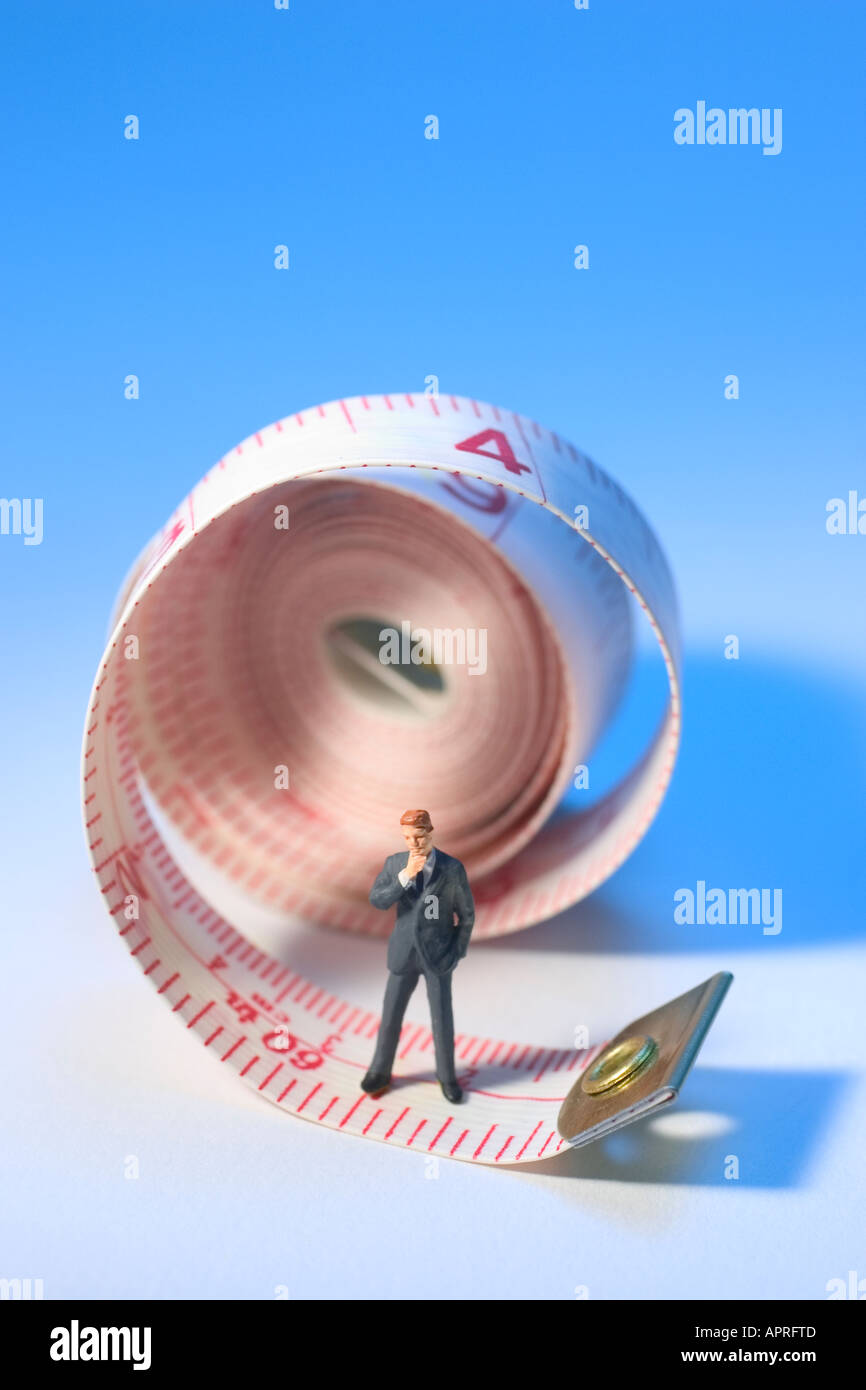 Unternehmer zahlen und Roll Maßband Stockfoto