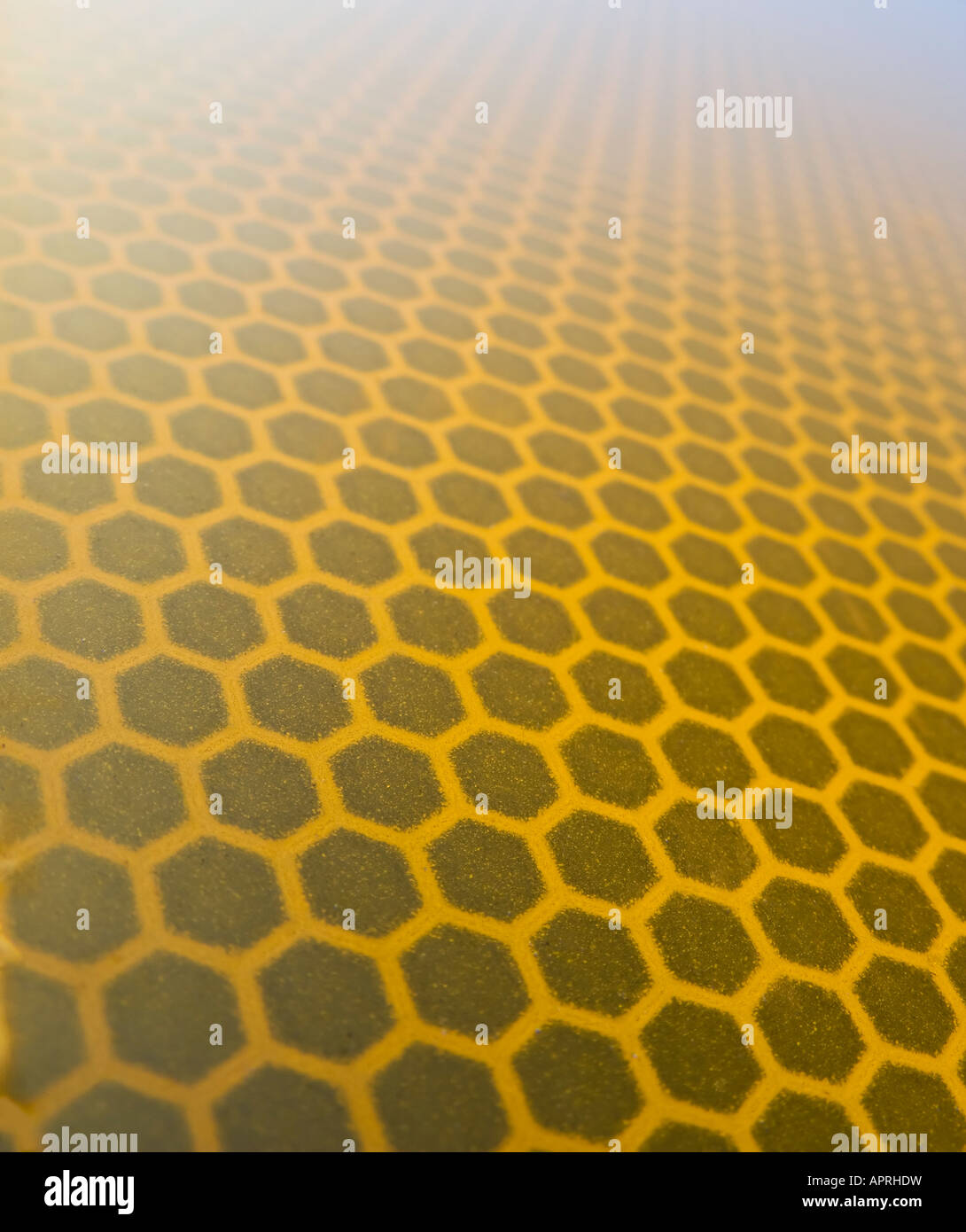 Reflektierende Wabenstruktur aus ein Verkehrsschild Stockfoto