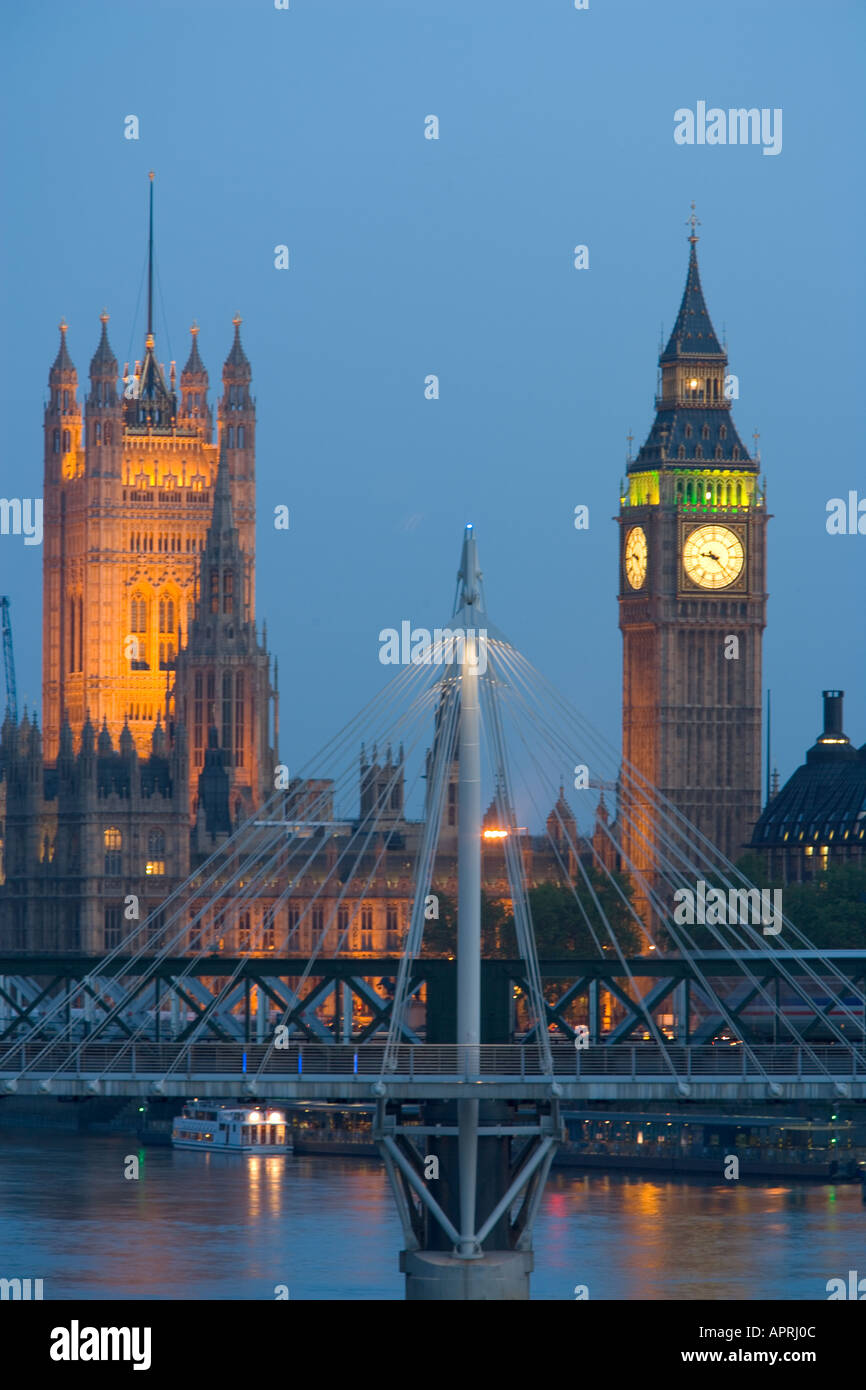Houses of Parliament, Big Ben und Hungerford Fußgängerbrücke in der Dämmerung London England UK Stockfoto