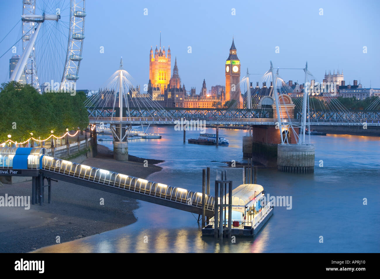 Blick auf das London Eye und Big Ben aus dem Fluss Themse London England UK Stockfoto