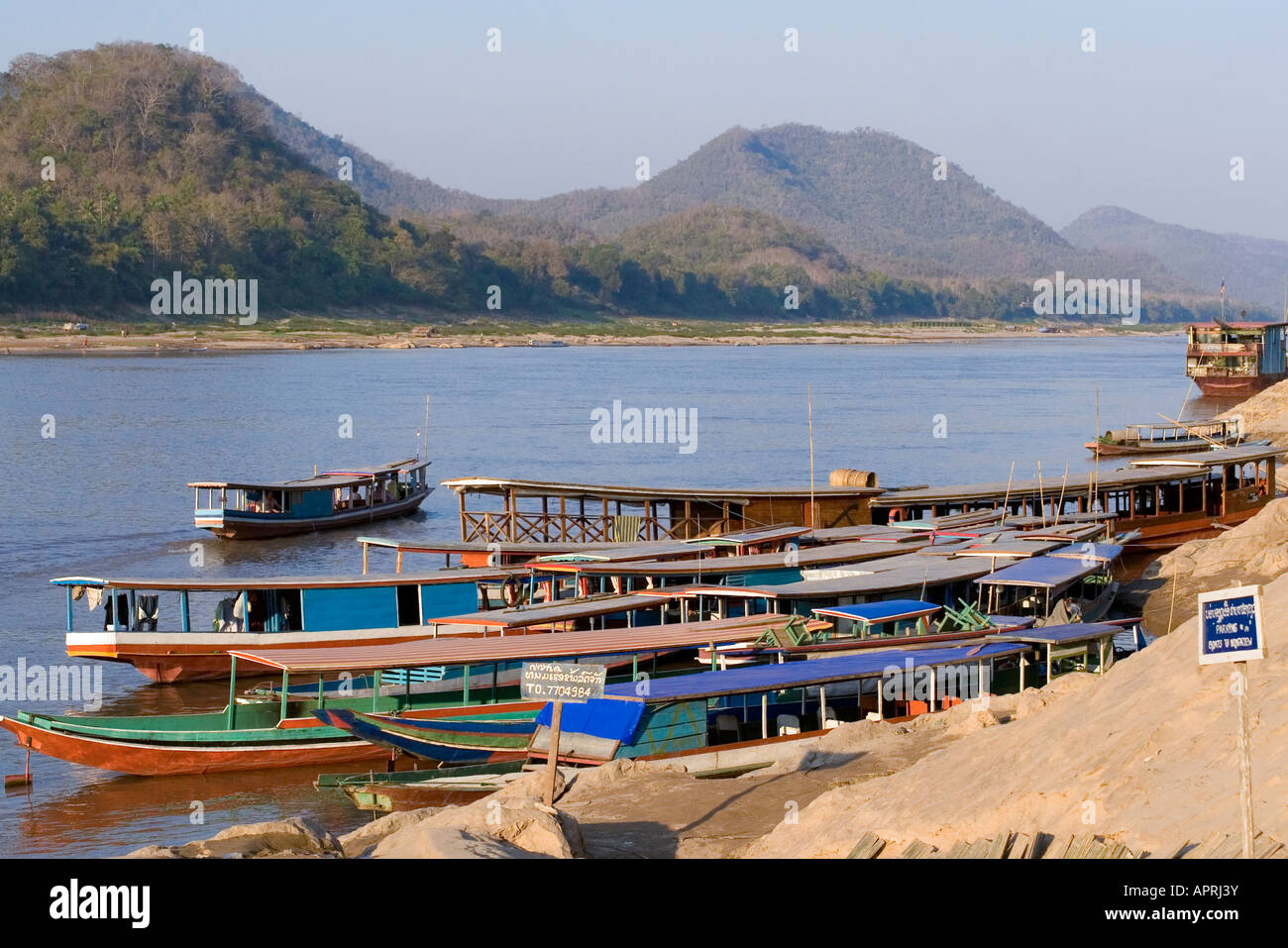 Langsamen langen Boote vertäut am Luang Prabang auf dem Mekong, Laos. Stockfoto