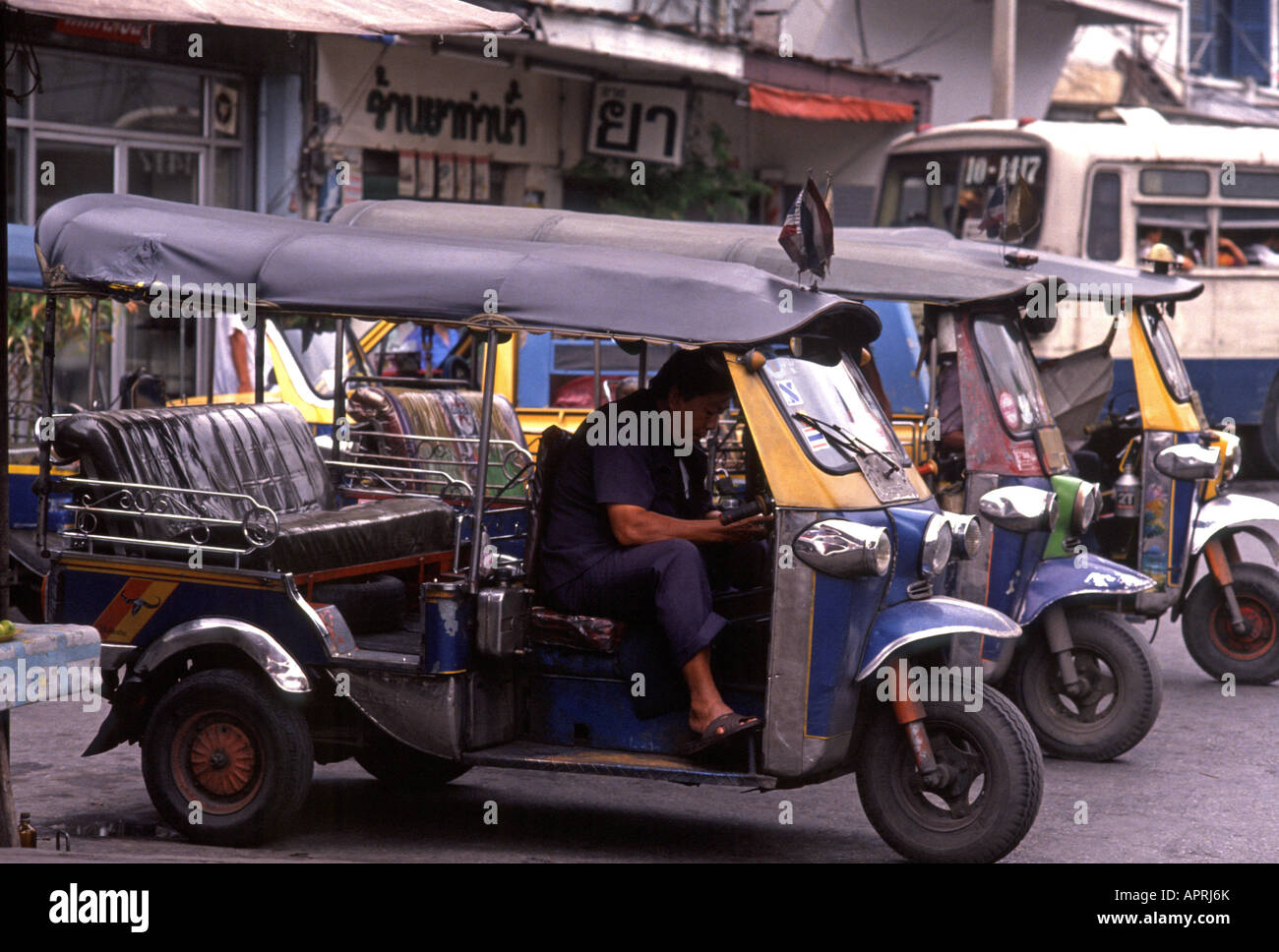 Reihe von Tuk-Tuks in Bangkok Stockfoto