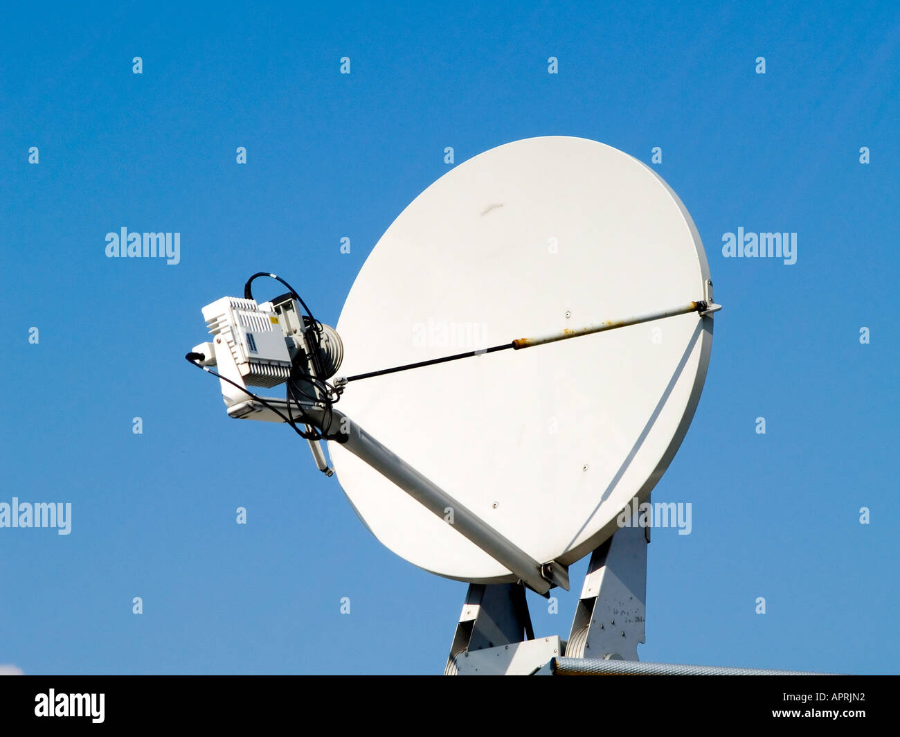 Übertragung der Satellitenschüssel auf dem Dach des BBC außerhalb broadcast bus Stockfoto