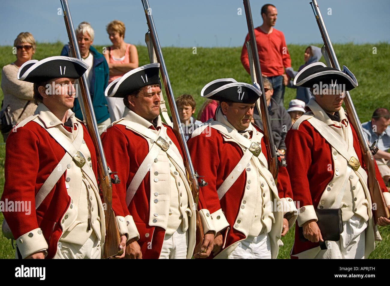 Royal Marines von 1770 re enactment Armee Soldaten in der Periode Uniform Kostüm bei Whitby North Yorkshire England Großbritannien GB Großbritannien Stockfoto