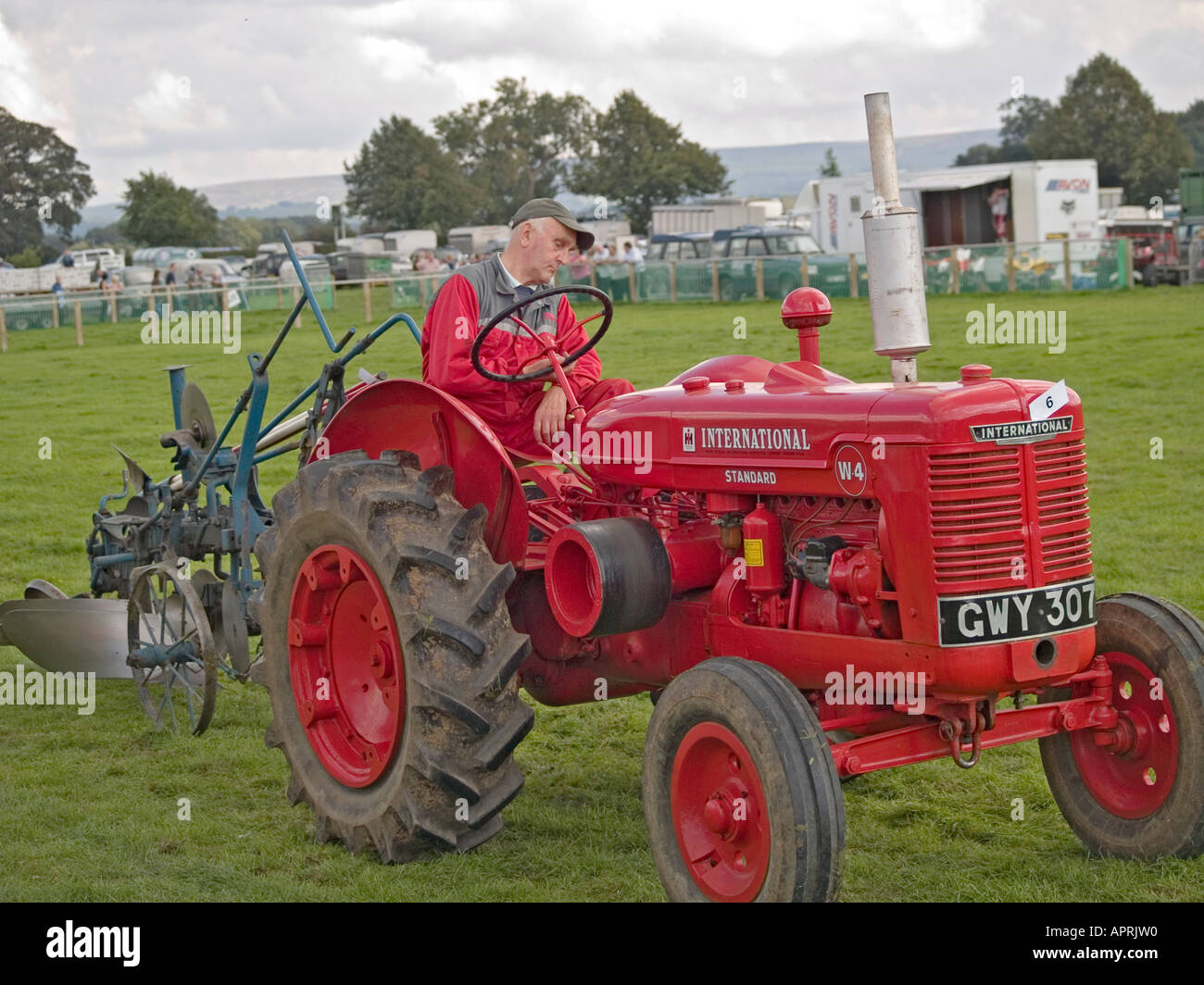 Eine 1940 International W4-Oldtimer-Traktor und Pflug am landwirtschaftlichen Stokesley show 2006 Stockfoto