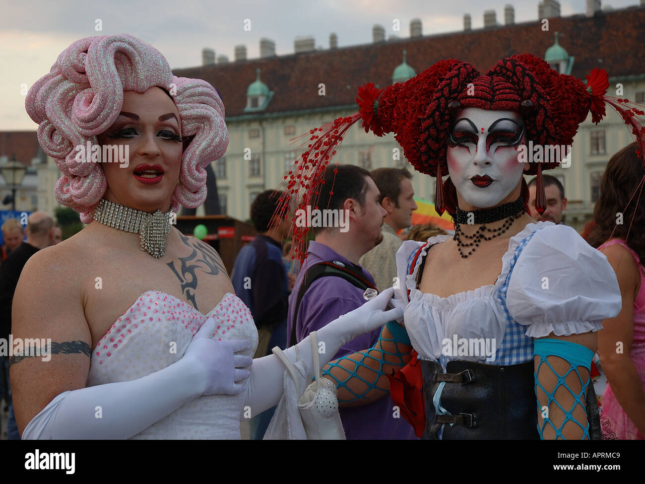 TEILNEHMER AN DER JÄHRLICHEN REGENBOGEN GAY PARADE IN WIEN Stockfoto