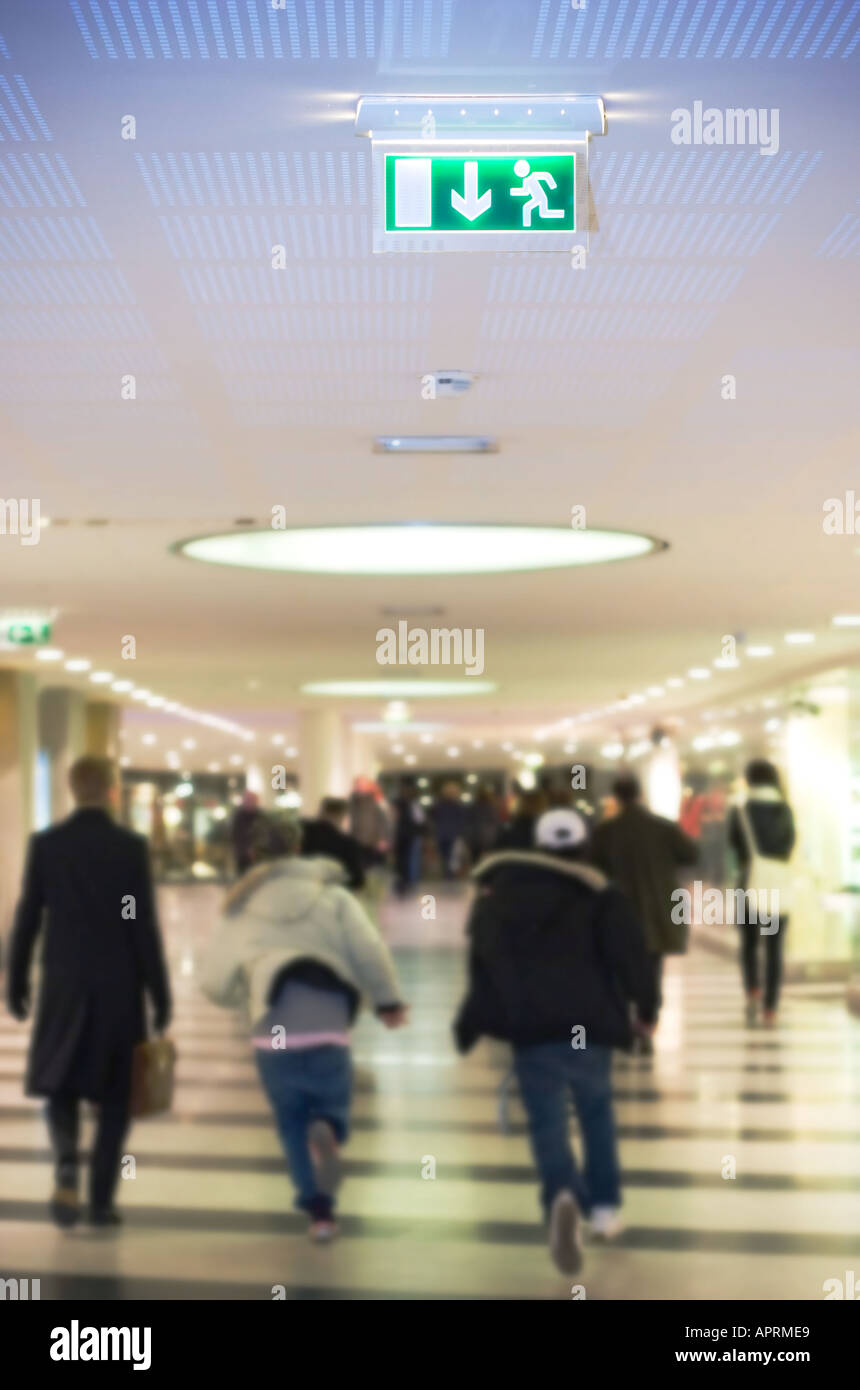 Jugendliche im unterirdischen Mall laufen Stockfoto