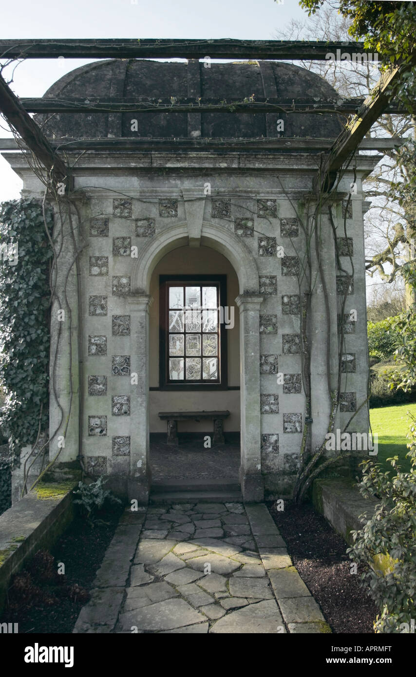 Pavillon am Westende der Pergola an der West Dean Gardens, West Sussex, England Stockfoto