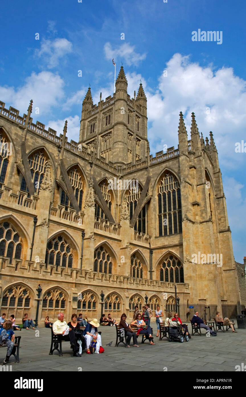 Touristen sitzen auf sitzen außerhalb der Abteikirche von Bath, england Stockfoto