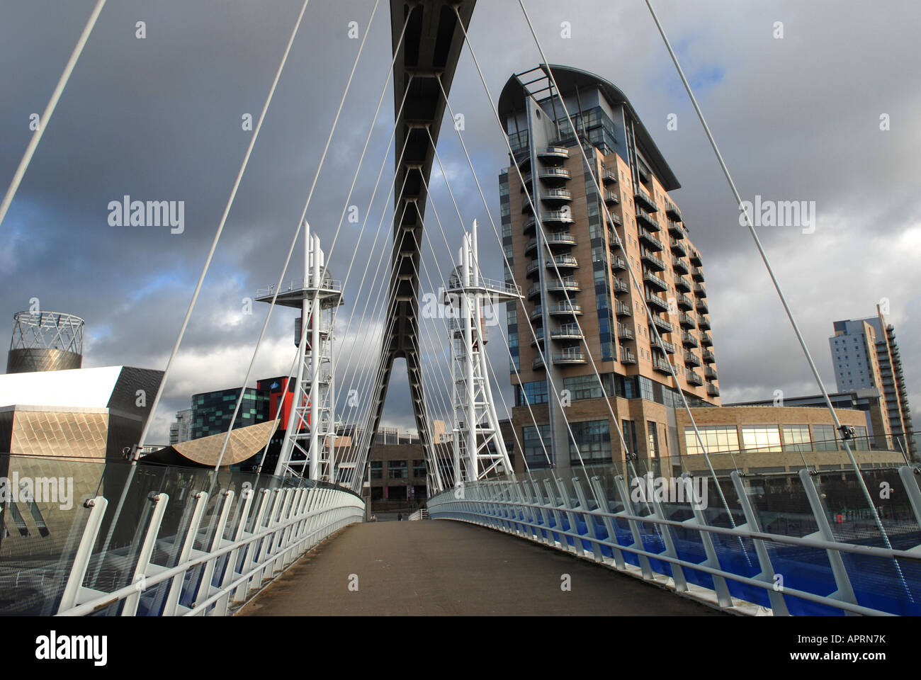 Fotograf Howard Barlow Brücke in SALFORD QUAYS gegenüberliegenden LOWRY THEATRE voraussichtlich Heimat von Tausenden von BBC ein Stockfoto