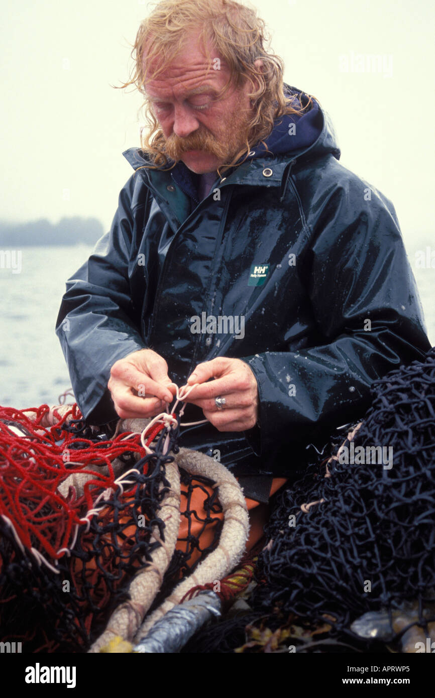 Berufsfischer Reparaturen ein net Hidden Falls südöstlichen Alaska seinning Stockfoto
