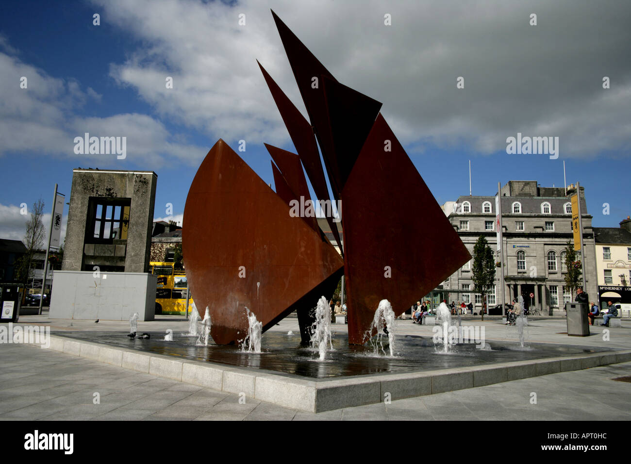 Galway Hooker Skulptur Eyre Square Galway Irland Stockfotografie Alamy