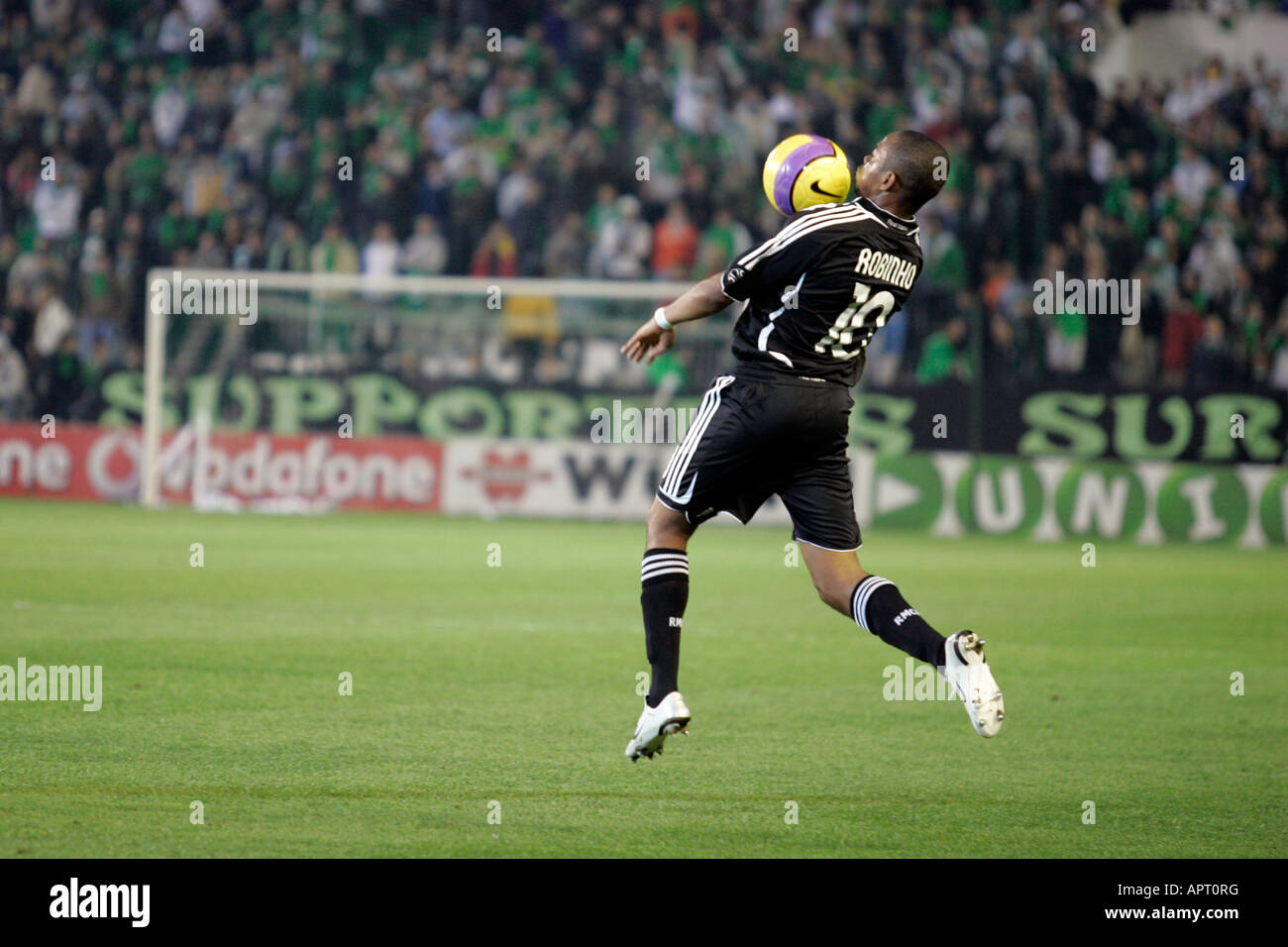 Robinho Kontrolle der Ball mit der Brust. Stockfoto