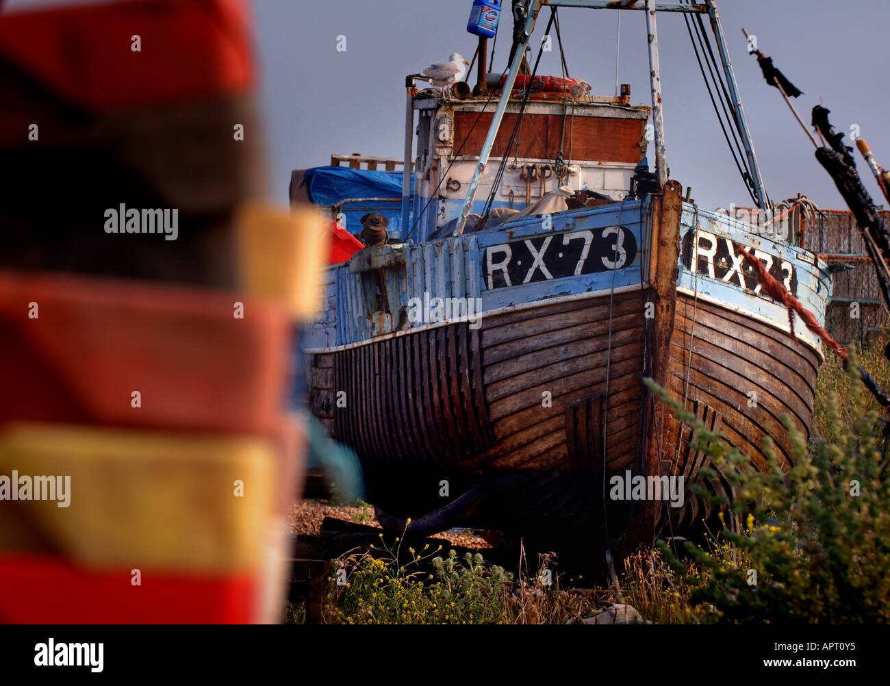 Ein Fischerboot am Strand von Hastings. Fangquoten bedrohen die Zukunft der Fischer im Vereinigten Königreich. Bild von Jim Holden. Stockfoto