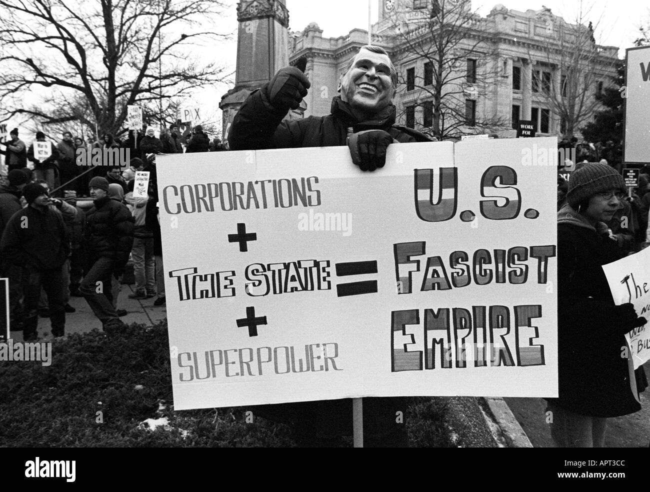 Anti-Krieg sammeln Demonstranten in der Nähe von einem Kriegerdenkmal an der county Courthouse Samstag, 15. Februar 2003 in der Innenstadt von Bloomington Indiana befindet sich in Amerika s Kernland der Protest war Teil der weltweiten Protest gegen die Bemühungen der Bush-Administration, in den Krieg gegen den Irak zu gehen, anstatt U N Inspektionen Foto von Jeremy Hogan weiter, Stockfoto