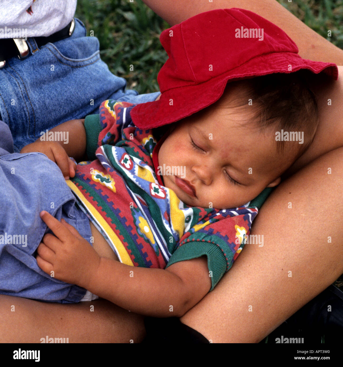Müde junge Baby Kind junge schlafen schlafen Stockfoto
